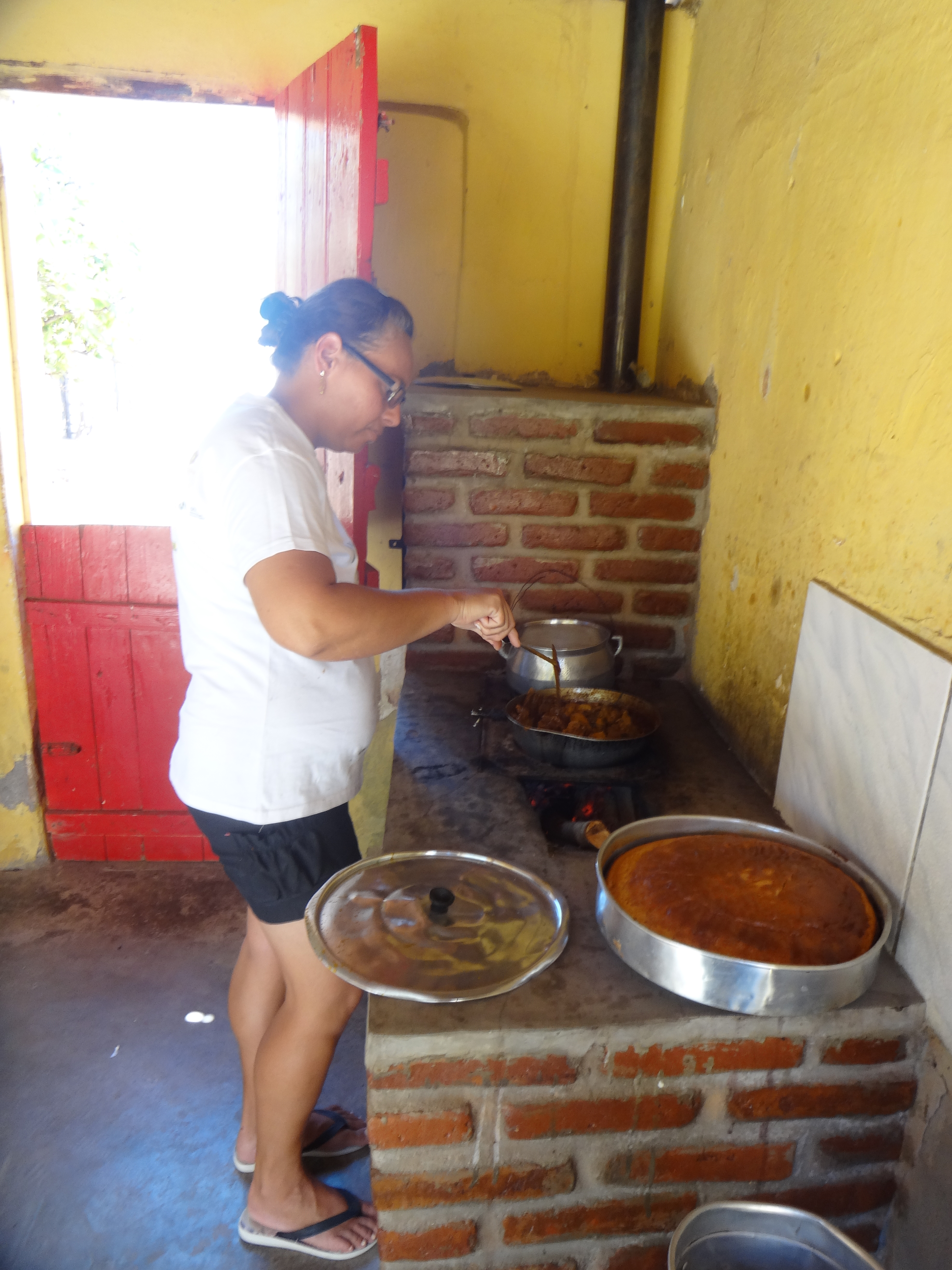 Mulheres utilizando o Fogao Agroecologico (1).JPG